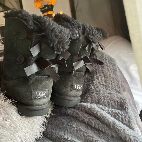 Sz 5 black sheepskin/sherpa  bailey bow 2 UGG classic   Short boot - Picture 7 of 7